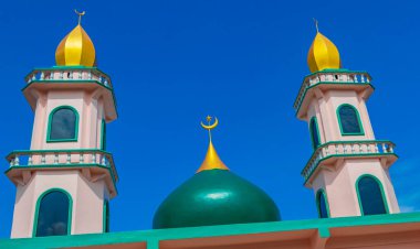 Sakhu Phuket Tayland 'daki Turkuaz ve Altın Thalang Camii Lil Abidin Camii mimarisi.