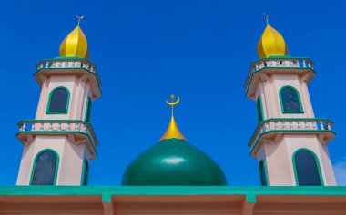 Sakhu Phuket Tayland 'daki Turkuaz ve Altın Thalang Camii Lil Abidin Camii mimarisi.