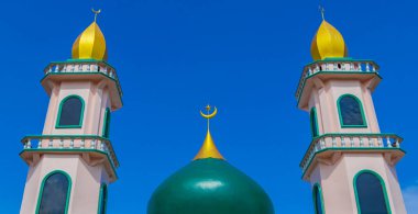 Sakhu Phuket Tayland 'daki Turkuaz ve Altın Thalang Camii Lil Abidin Camii mimarisi.