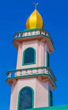 Sakhu Phuket Tayland 'daki Turkuaz ve Altın Thalang Camii Lil Abidin Camii mimarisi.