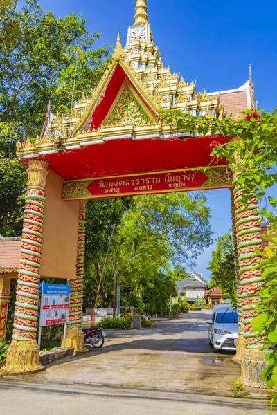 Bela Arquitetura Dourada Colorida Templo Wat Mongkol Wararam Thalang Phuket — Fotografia de Stock