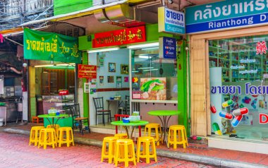 Bangkok Tayland 22 numara. Mai 2018 Tipik renkli alışveriş caddeleri tabela mağazaları ve Yaowarat Yolu Bangkok Tayland 'daki Çin Mahallesi.