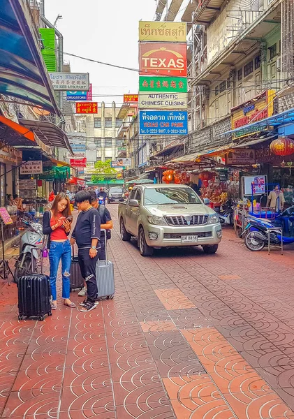 Bangkok Tajlandia Mai 2018 Typowe Kolorowe Ulice Handlowe Pełne Drogowskazów — Zdjęcie stockowe