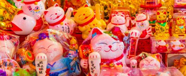 Bangkok Tayland 22 numara. Mai 2018 Altın Çin kedisi Bangkok Tayland 'daki hediyelik eşya dükkanında..