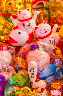 Bangkok Tayland 22 numara. Mai 2018 Altın Çin kedisi Bangkok Tayland 'daki hediyelik eşya dükkanında..