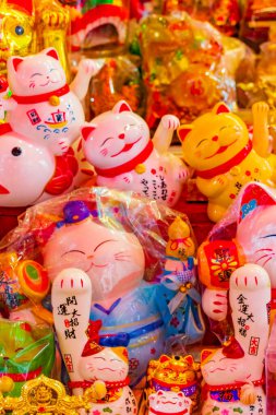 Bangkok Tayland 22 numara. Mai 2018 Altın Çin kedisi Bangkok Tayland 'daki hediyelik eşya dükkanında..