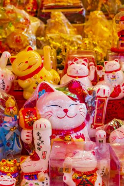 Bangkok Tayland 22 numara. Mai 2018 Altın Çin kedisi Bangkok Tayland 'daki hediyelik eşya dükkanında..