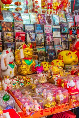 Bangkok Tayland 22 numara. Mai 2018 Altın Çin kedisi Bangkok Tayland 'daki hediyelik eşya dükkanında..