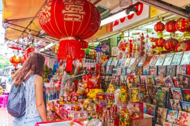 Bangkok Tayland 22 numara. Mai 2018 Altın Çin kedisi Bangkok Tayland 'daki hediyelik eşya dükkanında..