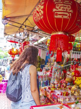 Bangkok Tayland 22 numara. Mai 2018 Altın Çin kedisi Bangkok Tayland 'daki hediyelik eşya dükkanında..
