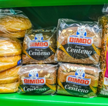 Playa del Carmen Meksika 23 numara. Nisan 2021 Bimbo tost çavdar ekmeği Blanco Pan de Centeno paketleme Playa del Carmen Mexico süpermarketinde.