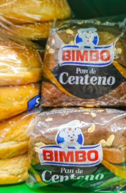 Playa del Carmen Meksika 23 numara. Nisan 2021 Bimbo tost çavdar ekmeği Blanco Pan de Centeno paketleme Playa del Carmen Mexico süpermarketinde.