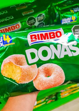 Playa del Carmen Meksika 23 numara. Nisan 2021 Meksika 'daki süpermarkette beyaz çörekler paketleniyor..