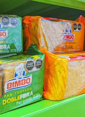 Playa del Carmen Meksika 23 numara. Nisan 2021 Bimbo, Playa del Carmen Meksika 'daki süpermarkette Tostado Doble Fibra ve Integral ambalajlı beyaz ekmek kızarttı..