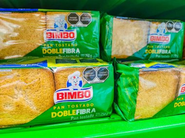 Playa del Carmen Meksika 23 numara. Nisan 2021 Bimbo, Playa del Carmen Meksika 'daki süpermarkette Tostado Doble Fibra marka beyaz ekmek kızarttı..
