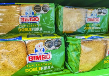 Playa del Carmen Meksika 23 numara. Nisan 2021 Bimbo, Playa del Carmen Meksika 'daki süpermarkette Tostado Doble Fibra marka beyaz ekmek kızarttı..