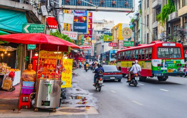 Bangkok Tayland 22 numara. Samphanthawong Bangkok Tayland 'daki Yaowarat Yolu' ndaki Çin kasabasında Mai 2018 Yoğun trafik.
