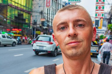 Yoğun trafik varken Çin Şehri Bangkok 'ta dünya seyahati. Hala Tayland 'da sırt çantan var mı??