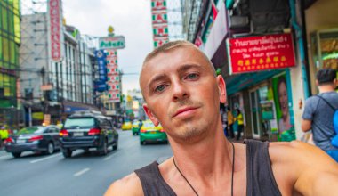 Yoğun trafik varken Çin Şehri Bangkok 'ta dünya seyahati. Hala Tayland 'da sırt çantan var mı??