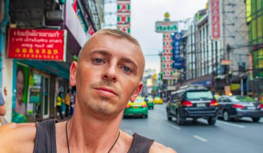 Yoğun trafik varken Çin Şehri Bangkok 'ta dünya seyahati. Hala Tayland 'da sırt çantan var mı??