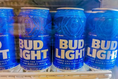 Playa del Carmen Meksika 23 numara. Nisan 2021, Bud hafif Amerikan birası Playa del Carmen 'de Meksika buzdolabında mavi kutular..