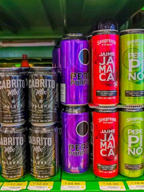 Playa del Carmen Meksika 23 numara. Nisan 2021 Renkli Alkolik İçkileri Playa del Carmen Meksika 'daki süpermarketten Seagram Kaçak Kutuları.