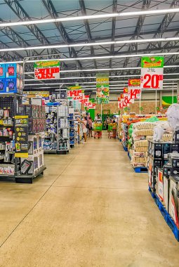 Playa del Carmen Meksika 23 numara. Nisan 2021 Walkway Playa del Carmen Mexico 'daki süpermarket Bodega Aurrera' da elektrik departmanında..