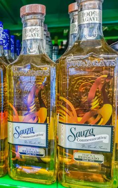 Playa del Carmen Meksika 23 numara. Nisan 2021 Playa del Carmen Meksika 'daki süpermarket rafında Sauza Tekila Reposado ya da Anma Günü.