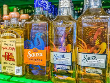 Playa del Carmen Meksika 23 numara. Nisan 2021 Playa del Carmen Meksika 'daki süpermarket rafında Sauza Tekila Reposado ya da Anma Günü.