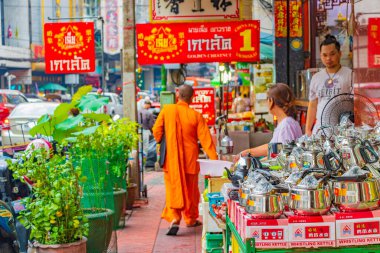 Bangkok Tayland 22 numara. Mai 2018 Monk, Samphanthawong Bangkok Tayland 'daki Yaowarat Yolu' ndaki Çin kasabasında yoğun trafik arasında yürüyor..