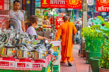 Bangkok Tayland 22 numara. Mai 2018 Monk, Samphanthawong Bangkok Tayland 'daki Yaowarat Yolu' ndaki Çin kasabasında yoğun trafik arasında yürüyor..