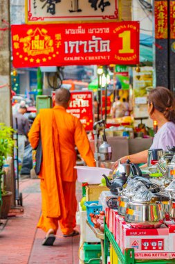 Bangkok Tayland 22 numara. Mai 2018 Monk, Samphanthawong Bangkok Tayland 'daki Yaowarat Yolu' ndaki Çin kasabasında yoğun trafik arasında yürüyor..