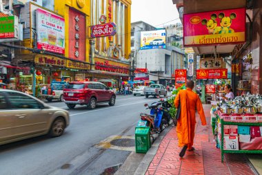 Bangkok Tayland 22 numara. Mai 2018 Monk, Samphanthawong Bangkok Tayland 'daki Yaowarat Yolu' ndaki Çin kasabasında yoğun trafik arasında yürüyor..