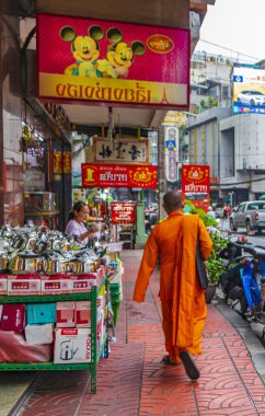 Bangkok Tayland 22 numara. Mai 2018 Monk, Samphanthawong Bangkok Tayland 'daki Yaowarat Yolu' ndaki Çin kasabasında yoğun trafik arasında yürüyor..
