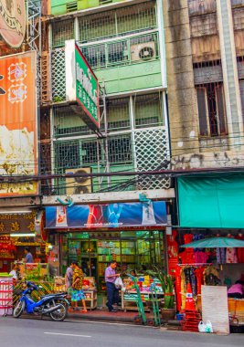 Bangkok Tayland 22 numara. Mai 2018 Tipik renkli alışveriş caddeleri tabela mağazaları ve Yaowarat Yolu Bangkok Tayland 'daki Çin Mahallesi.