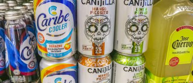 Playa del Carmen Meksika 23 numara. Nisan 2021 Renkli Alkolikler Playa del Carmen Meksika 'daki süpermarkette Caribe Serin Canijilla kutuları içiyorlar.