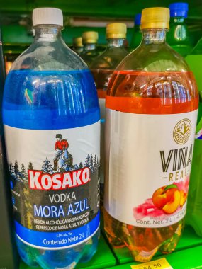 Playa del Carmen Meksika 23 numara. Nisan 2021 Playa del Carmen Mexico 'daki süpermarkette Kosako Vodka Mora Azul ve Vina Real şeftali şarabı satın al..