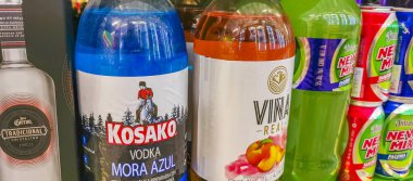 Playa del Carmen Meksika 23 numara. Nisan 2021 Playa del Carmen Mexico 'daki süpermarkette Kosako Vodka Mora Azul ve Vina Real şeftali şarabı satın al..