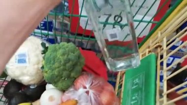 Oso Zenci Votkası ve Johnny Walker viski süpermarketi Meksika.