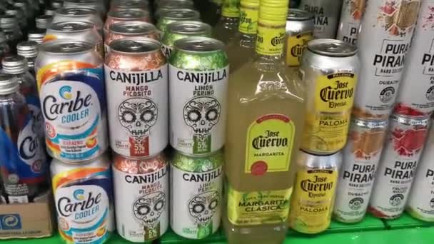 Bunte Alkoholische Getränke Caribe Cooler Canijilla Jose Cuervo Supermarkt Mexiko — Stockvideo