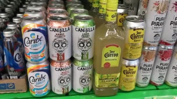 Coloridas Bebidas Alcohólicas Caribe Cooler Canijilla Jose Cuervo Supermercado México — Vídeo de stock