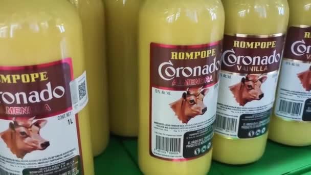 Kaufen Sie Gelben Rompope Coronado Santa Clara Drinklikör Mexiko — Stockvideo