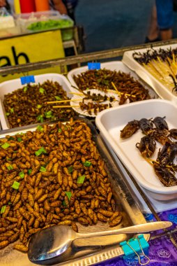 Bangkok Tayland 22 numara. Mai 2018 İğrenç Tayland yemeği ve böcek satışı Bangkok Tayland 'da Khaosan Khao San Kaosan Yolu' nda tüketim için.