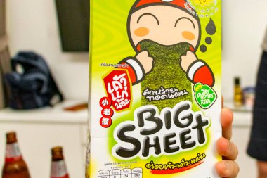 Bangkok Tayland 22 numara. Mai 2018 Tayland yosun balığı ve Tayland 'daki süpermarketten hazır atıştırmalık ürünler..