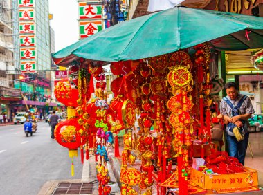 Bangkok Tayland 22 numara. Mai 2018 Tipik renkli alışveriş caddeleri tabela mağazaları ve Yaowarat Yolu Bangkok Tayland 'daki Çin Mahallesi.