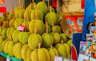 Bangkok Tayland 22 numara. Çin Mahallesi Bangkok Tayland 'da Kokuşmuş Meyve Durian' ın Mai 2018 Tayland gıda satışı.