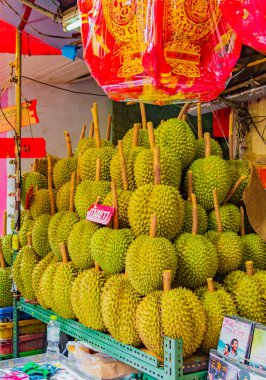 Bangkok Tayland 22 numara. Çin Mahallesi Bangkok Tayland 'da Kokuşmuş Meyve Durian' ın Mai 2018 Tayland gıda satışı.