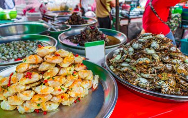 Tayland deniz mahsulleri ve Çin mutfağı Çin 'in Bangkok şehrindeki eski market..