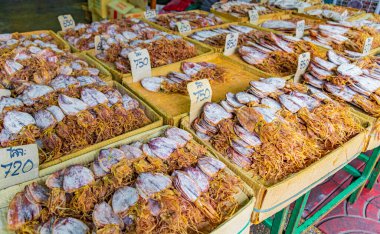 Çin 'de Bangkok Tayland' da eski bir markette deniz ürünleri ve Çin mutfağı seçerek kurutulmuş mürekkep balığı al..
