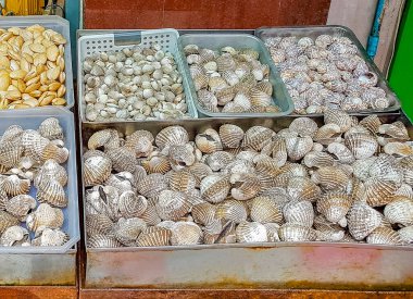 Deniz ürünleri yengeçleri istiridye ve ıstakoz Çin 'in Bangkok Tayland şehrinde Tayland market yemekleri.